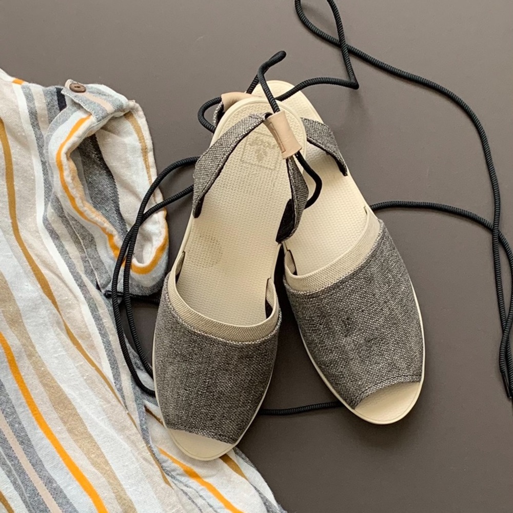 Stylish Reef Sandals with Ankle Laces